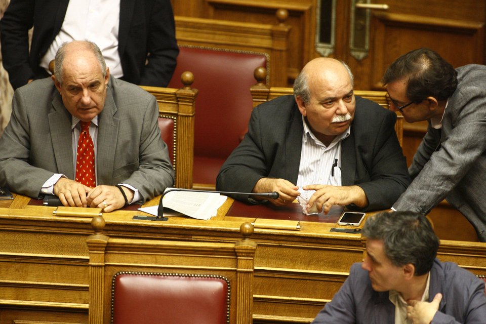 Ο Βούτσης δεν... άντεξε και έφαγε cheesecake στα υπουργικά έδρανα! [εικόνες] | iefimerida.gr 0