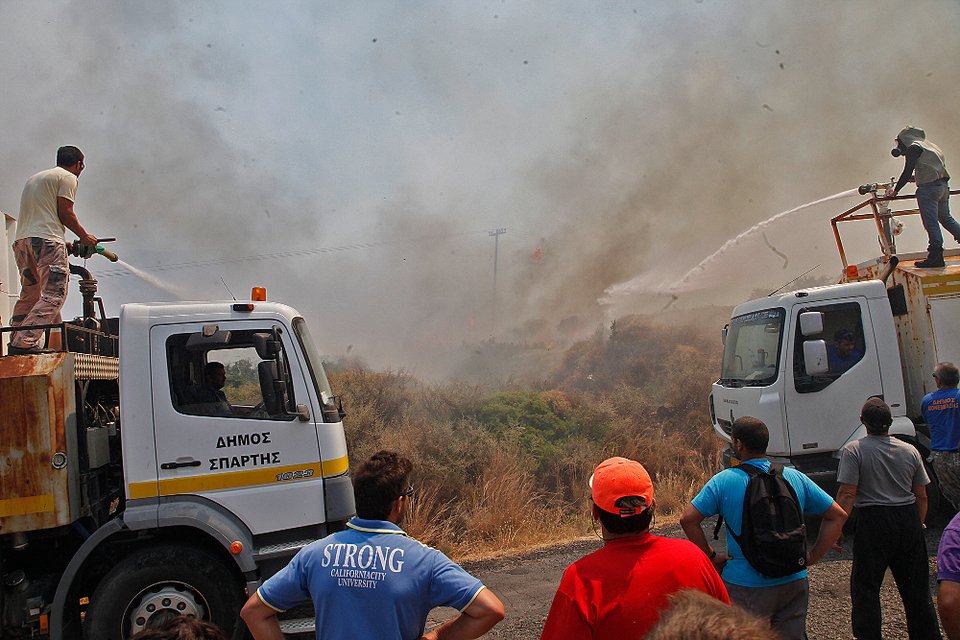 Ανεξέλεγκτη η φωτιά στη Νεάπολη Λακωνίας: Νεκρός ένας 58χρονος - Καίγονται καταστήματα μέσα στην πόλη [εικόνες & βίντεο] | iefimerida.gr 1