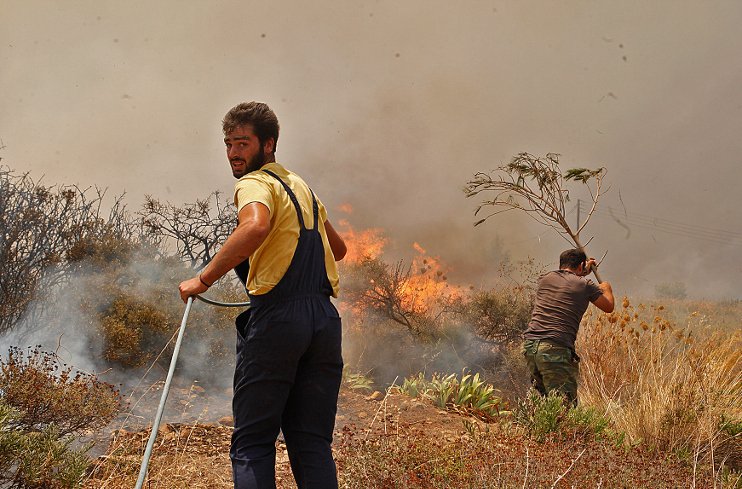 Ανεξέλεγκτη η φωτιά στη Νεάπολη Λακωνίας: Νεκρός ένας 58χρονος - Καίγονται καταστήματα μέσα στην πόλη [εικόνες & βίντεο] | iefimerida.gr 5