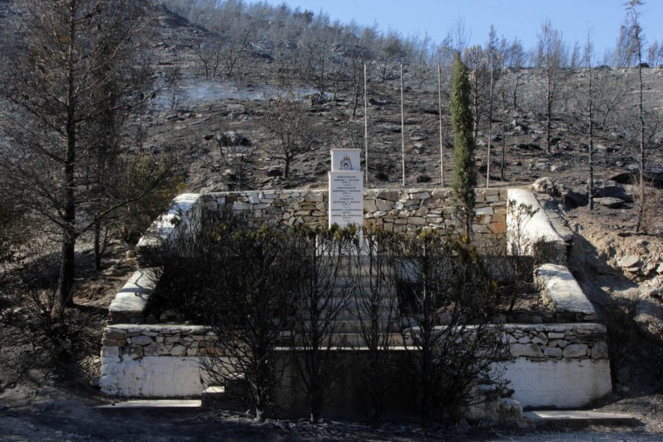 Εικόνες θλίψης από τον Υμηττό - Η επόμενη ημέρα της πυρκαγιάς [εικόνες] | iefimerida.gr 0