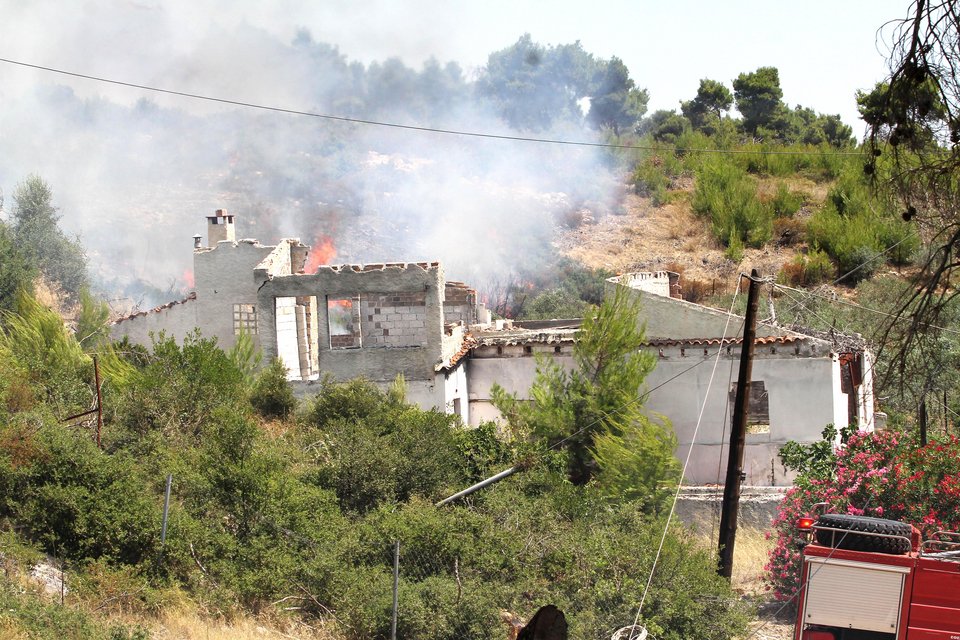 Σε ύφεση η φωτιά στη Σταμάτα -Κοντά σε κατοικημένη περιοχή [εικόνες] | iefimerida.gr 1