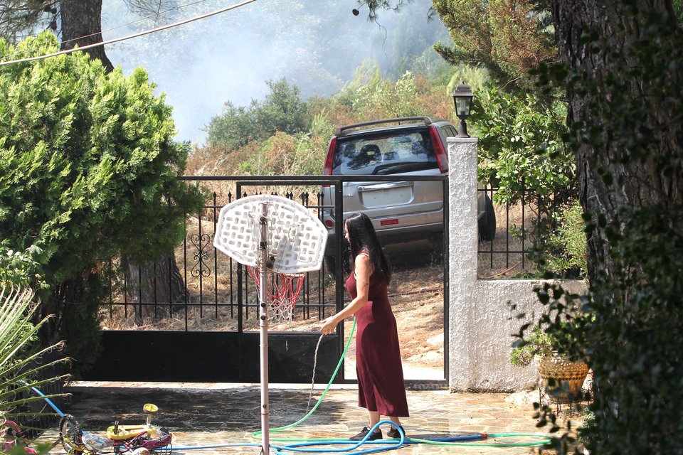 Σε ύφεση η φωτιά στη Σταμάτα -Κοντά σε κατοικημένη περιοχή [εικόνες] | iefimerida.gr 4