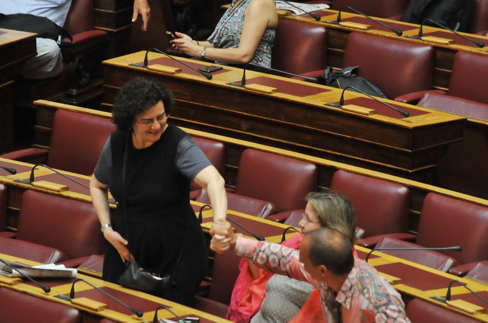 To ροζ πουκάμισο του Βαρουφάκη που... θάμπωσε τη Βουλή [εικόνες] | iefimerida.gr 6