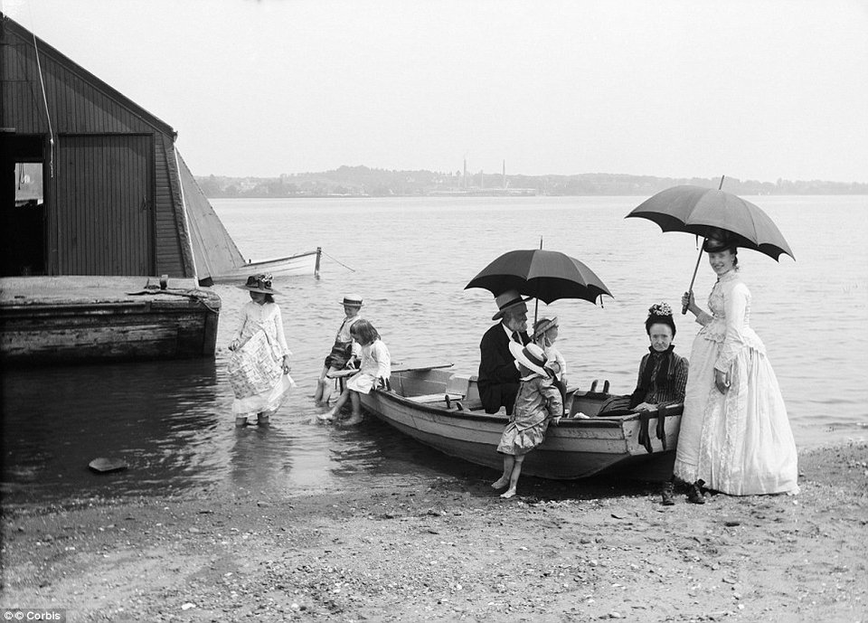 Διακοπές σε στιλ ρετρό: Εκπληκτικά στιγμιότυπα από παραλίες το 1880 [εικόνες] | iefimerida.gr 0