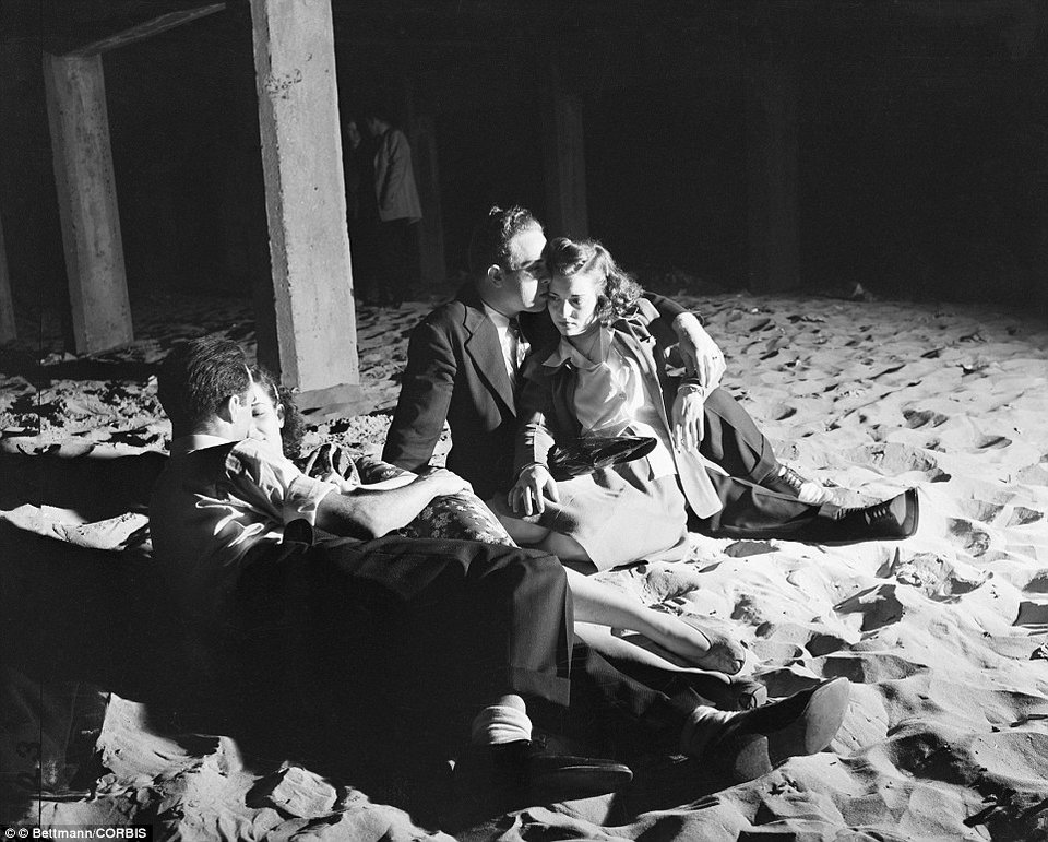 Διακοπές σε στιλ ρετρό: Εκπληκτικά στιγμιότυπα από παραλίες το 1880 [εικόνες] | iefimerida.gr 10