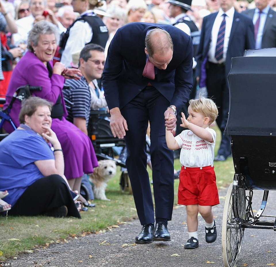 Ολα όσα έγιναν στη βάπτιση της πριγκίπισσας Σάρλοτ -Το McQueen της Μίντλετον και τα νάζια του μικρού Τζορτζ [εικόνες] | iefimerida.gr 27