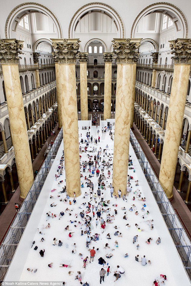 Ενας ωκεανός από φούσκες στο Μουσείο της Ουάσινγκτον: Εκπληκτικό διαδραστικό installation art [εικόνες] | iefimerida.gr 1