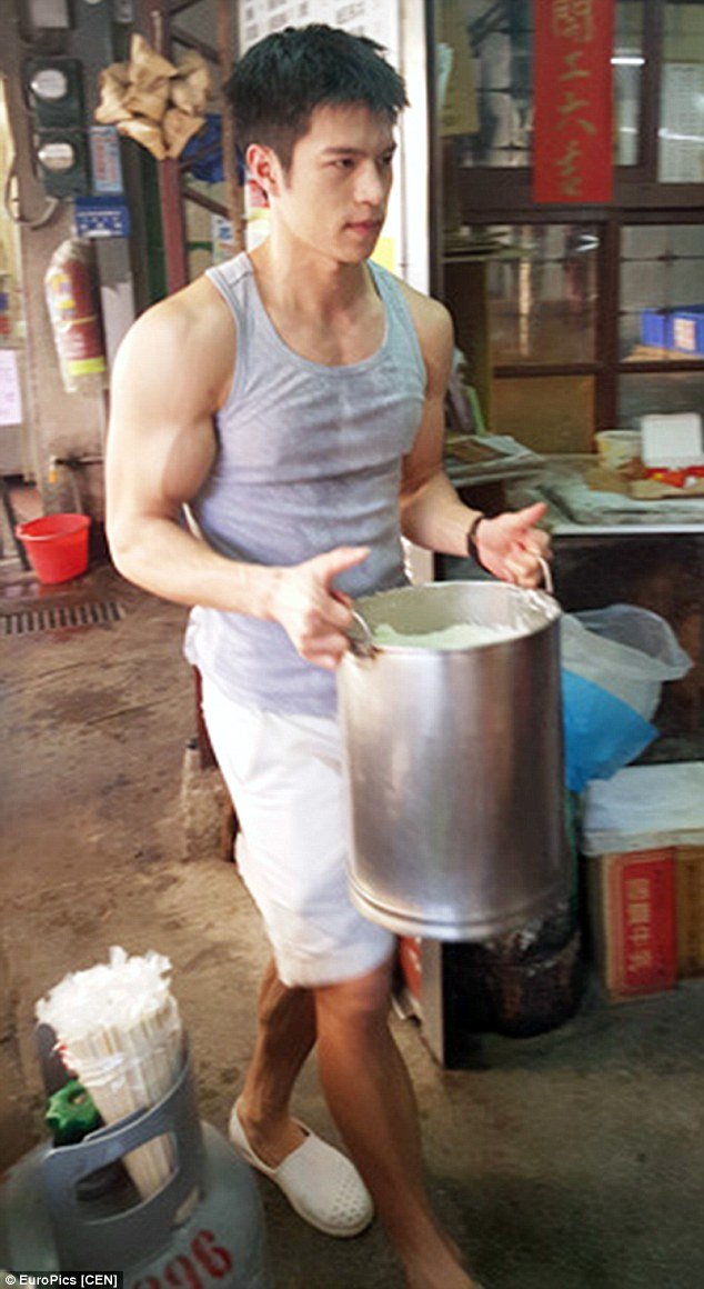 O σέξι μανάβης που έγινε ο νέος σταρ των social media [εικόνες] | iefimerida.gr 4