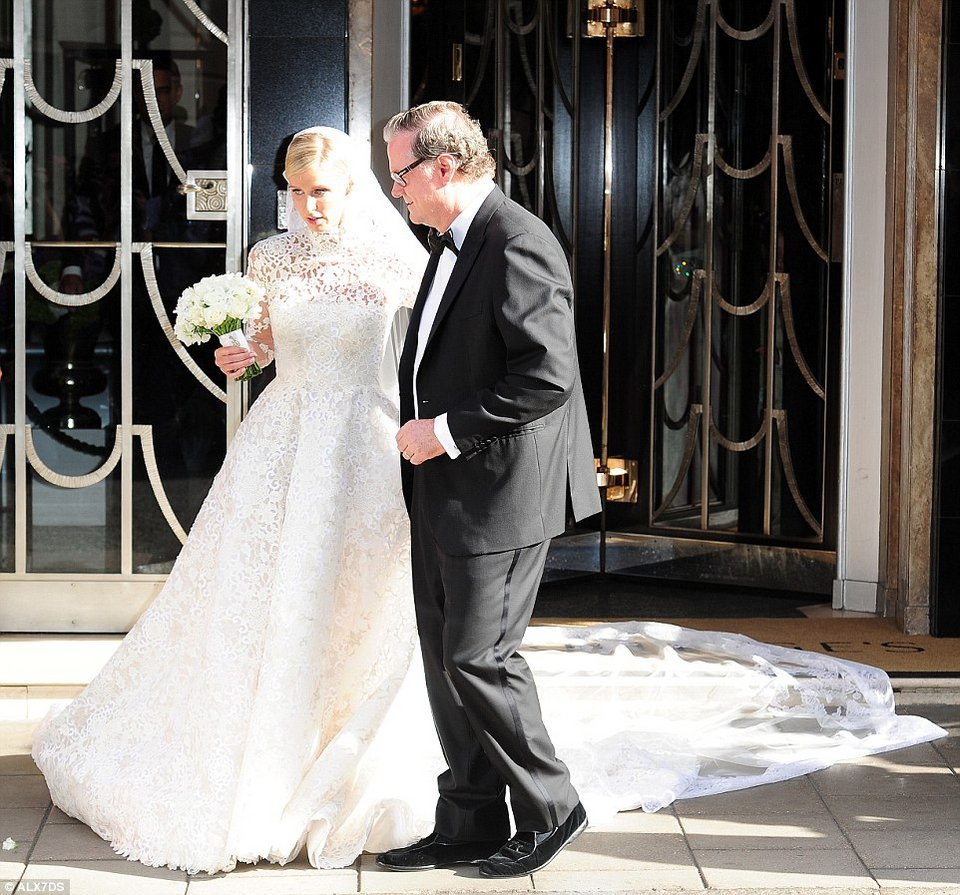 Απρόοπτα στο γάμο της Νίκι Χίλτον: Το νυφικό της πιάστηκε στην Bentley [εικόνες] | iefimerida.gr 10