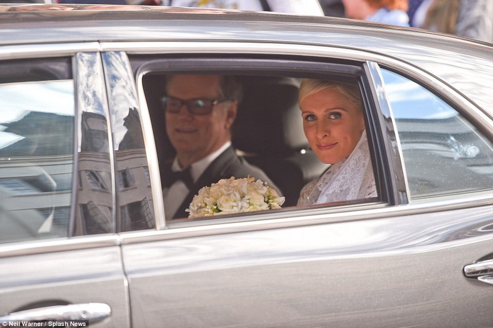 Απρόοπτα στο γάμο της Νίκι Χίλτον: Το νυφικό της πιάστηκε στην Bentley [εικόνες] | iefimerida.gr 5