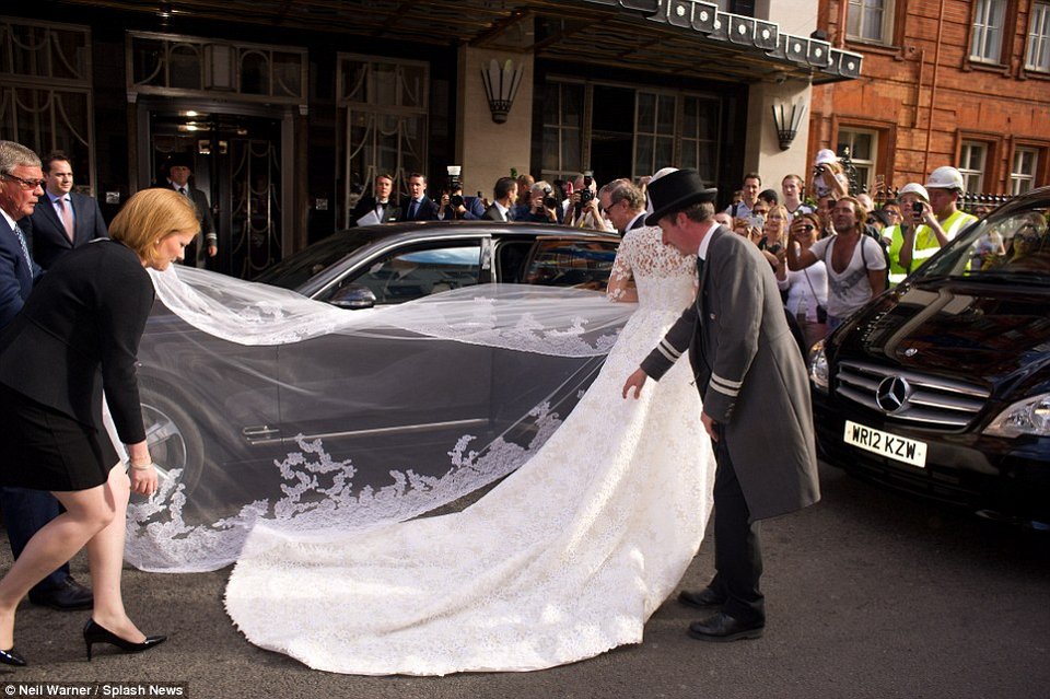 Απρόοπτα στο γάμο της Νίκι Χίλτον: Το νυφικό της πιάστηκε στην Bentley [εικόνες] | iefimerida.gr 4