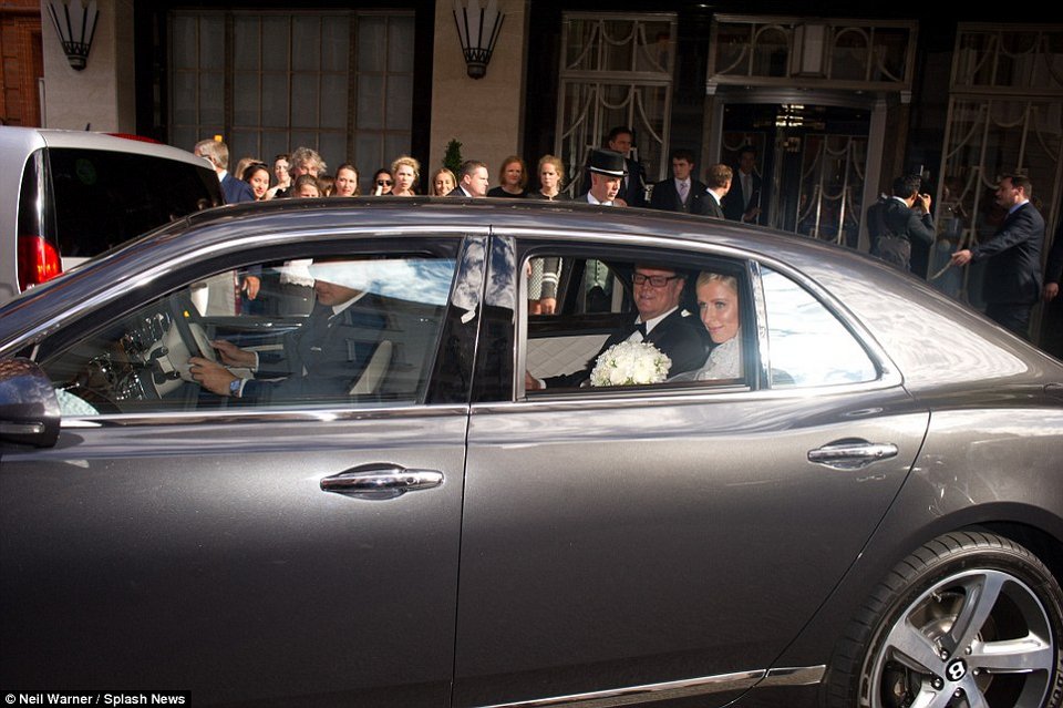 Απρόοπτα στο γάμο της Νίκι Χίλτον: Το νυφικό της πιάστηκε στην Bentley [εικόνες] | iefimerida.gr 16