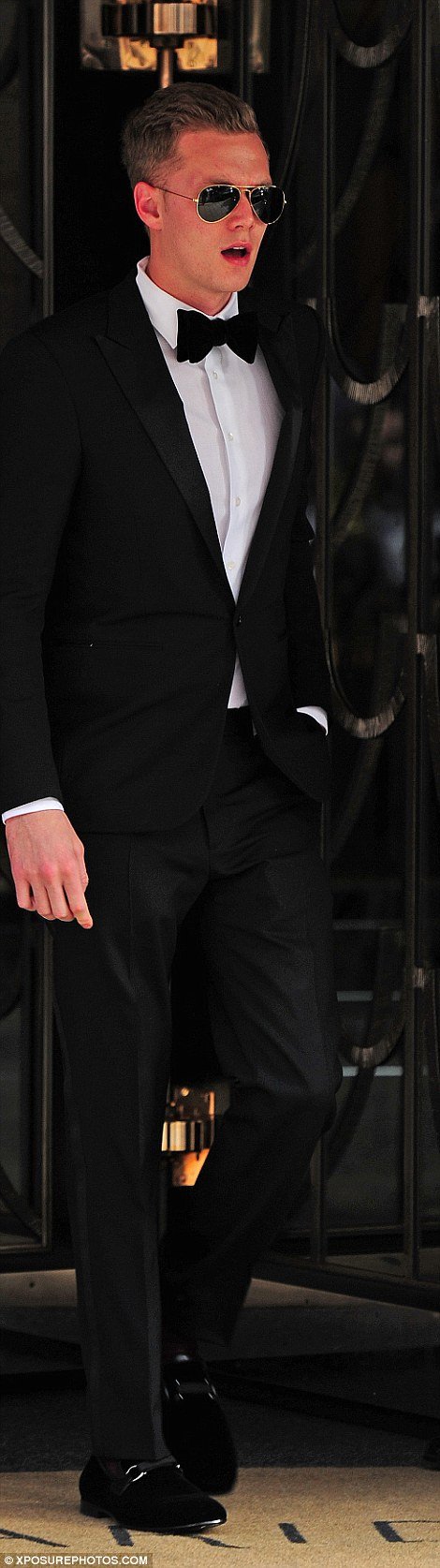 Απρόοπτα στο γάμο της Νίκι Χίλτον: Το νυφικό της πιάστηκε στην Bentley [εικόνες] | iefimerida.gr 12