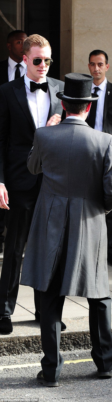 Απρόοπτα στο γάμο της Νίκι Χίλτον: Το νυφικό της πιάστηκε στην Bentley [εικόνες] | iefimerida.gr 13