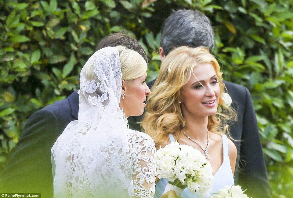 Απρόοπτα στο γάμο της Νίκι Χίλτον: Το νυφικό της πιάστηκε στην Bentley [εικόνες] | iefimerida.gr 21