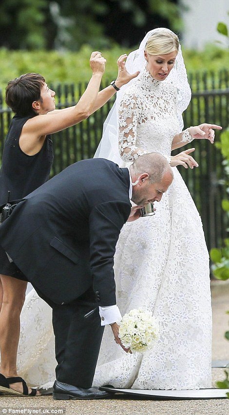 Απρόοπτα στο γάμο της Νίκι Χίλτον: Το νυφικό της πιάστηκε στην Bentley [εικόνες] | iefimerida.gr 18