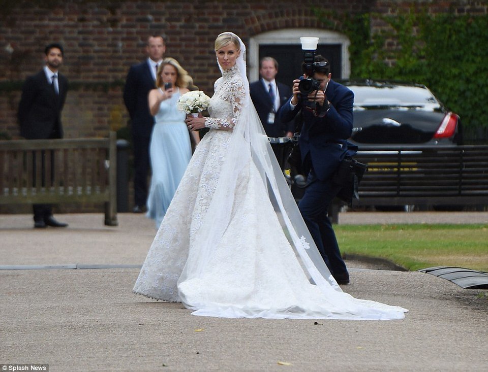 Απρόοπτα στο γάμο της Νίκι Χίλτον: Το νυφικό της πιάστηκε στην Bentley [εικόνες] | iefimerida.gr 17