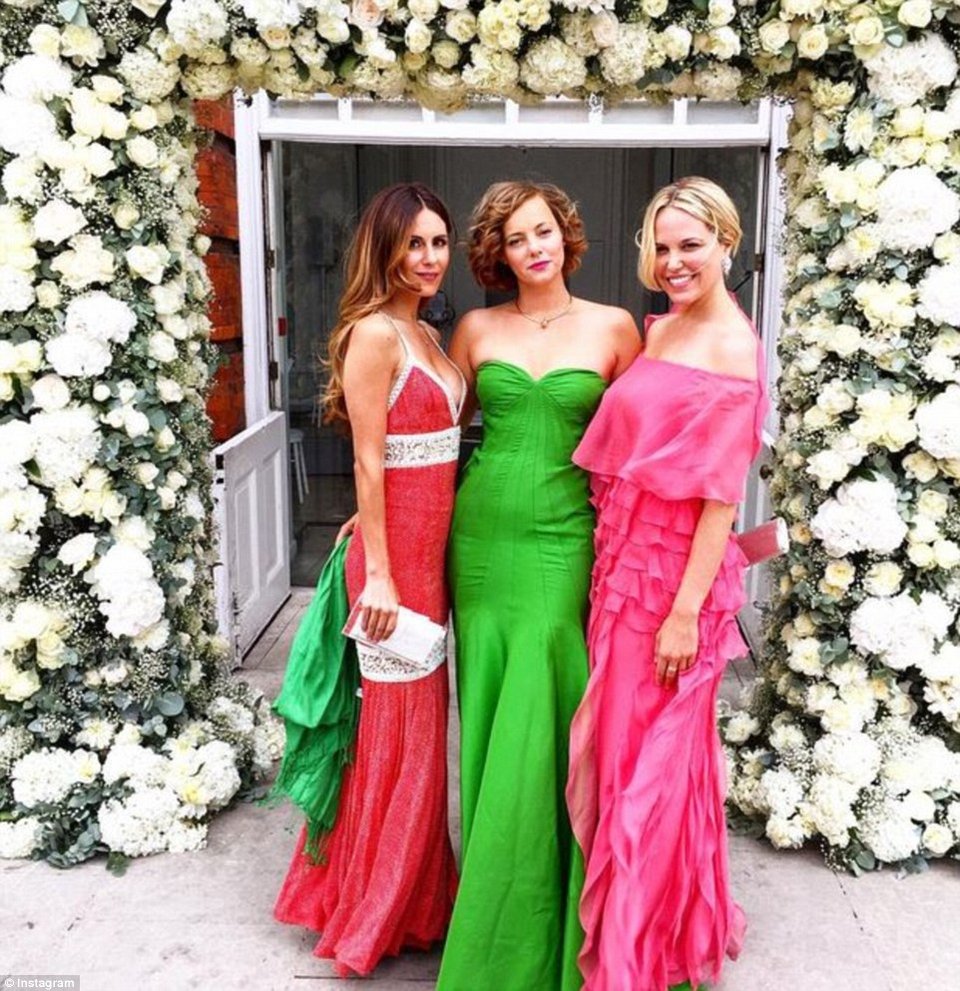 Απρόοπτα στο γάμο της Νίκι Χίλτον: Το νυφικό της πιάστηκε στην Bentley [εικόνες] | iefimerida.gr 29