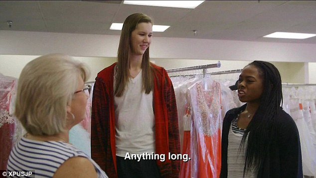 Τα βάσανα των ψηλών γυναικών: Πώς είναι η ζωή στα 2,10 ύψος [εικόνες] | iefimerida.gr 12