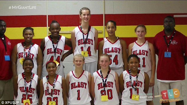 Τα βάσανα των ψηλών γυναικών: Πώς είναι η ζωή στα 2,10 ύψος [εικόνες] | iefimerida.gr 14