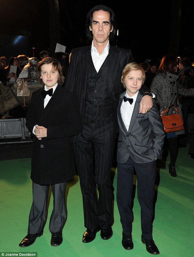 Συγκινεί: Το γράμμα του γιου του Νικ Κέιβ στον νεκρό αδελφό του [εικόνες] | iefimerida.gr 7