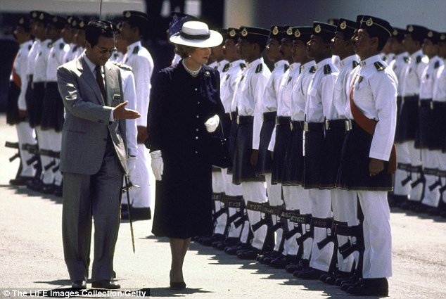 Χρωματιστά, σικάτα, φίνα -Η γκαρνταρόμπα της Θάτσερ εντυπωσιάζει και σήμερα [εικόνες] | iefimerida.gr 5