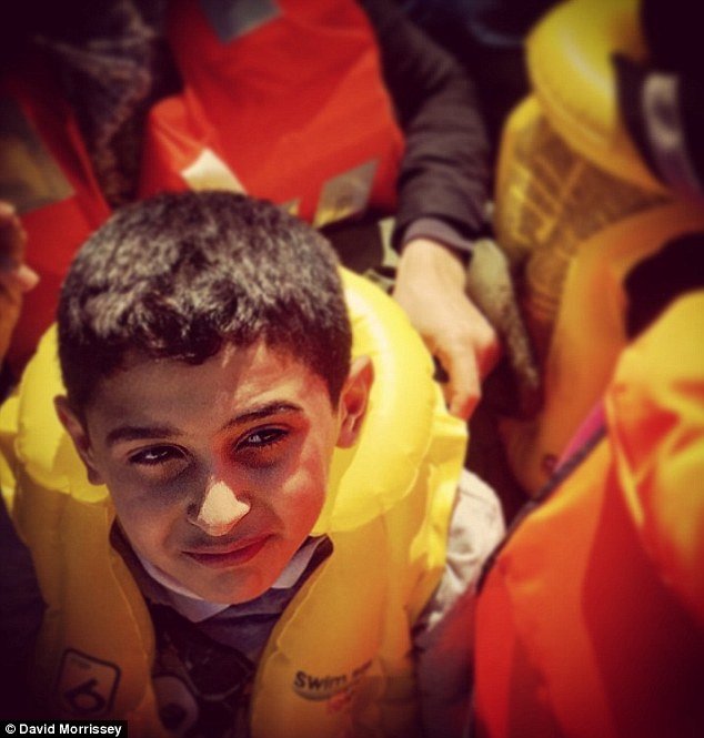 Γνωστός ηθοποιός σώζει μετανάστες στις ελληνικές ακτές - Περιγράφει την εμπειρία του [εικόνες] | iefimerida.gr 1