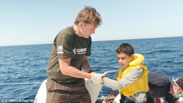 Γνωστός ηθοποιός σώζει μετανάστες στις ελληνικές ακτές - Περιγράφει την εμπειρία του [εικόνες] | iefimerida.gr 4