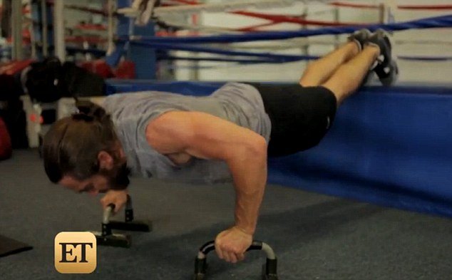 Πώς να αποκτήσετε αυτό το σώμα: Η σκληρή προπόνηση του Τζέικ Γκίλενχαλ [εικόνες] | iefimerida.gr 0