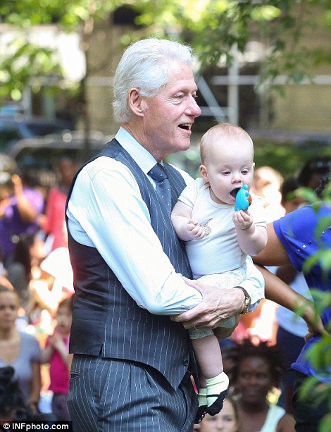 Χαρούμενος παππούς ο Μπιλ Κλίντον παίζει με το εγγόνι του [εικόνες] | iefimerida.gr 4