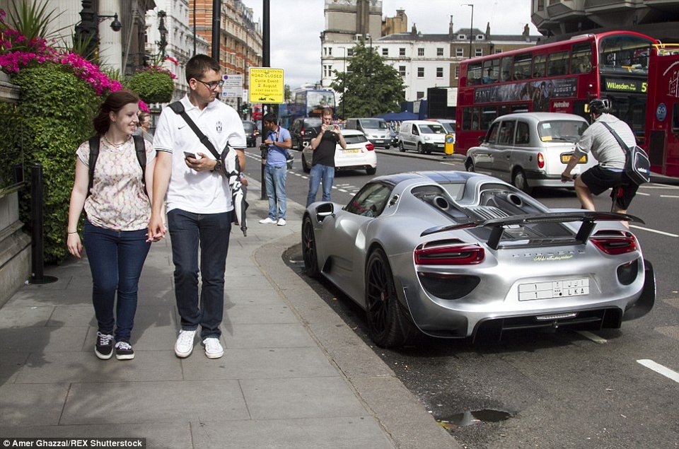 Γιατί αυτές τις ημέρες το Λονδίνο «πνίγεται» στις Lamborghini και τις Ferrari [εικόνες] | iefimerida.gr 9