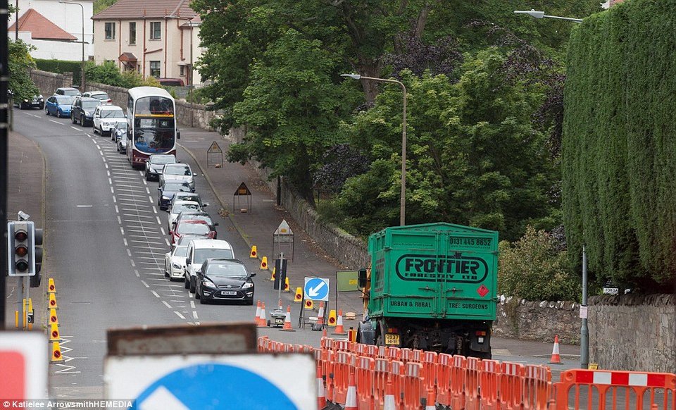 Εξαλλοι στο Εδιμβούργο με τη συγγραφέα του Χάρι Πότερ -Εβαλε φανάρι κυκλοφορίας έξω από το σπίτι της! [εικόνες] | iefimerida.gr 0