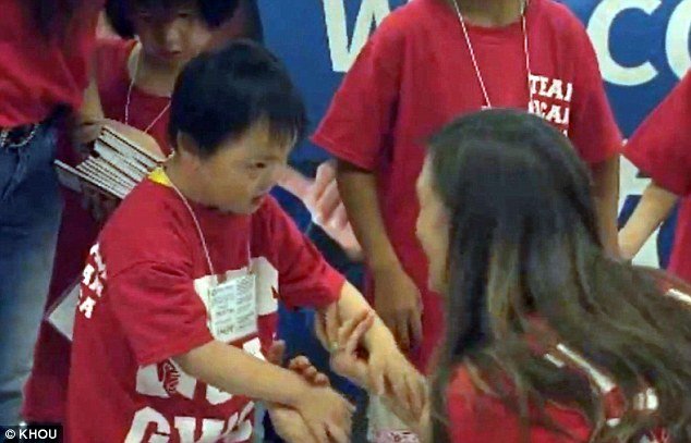 6χρονη με ειδικές ανάγκες γνωρίζει για πρώτη φορά τους ανάδοχους γονείς της [εικόνες] | iefimerida.gr 3