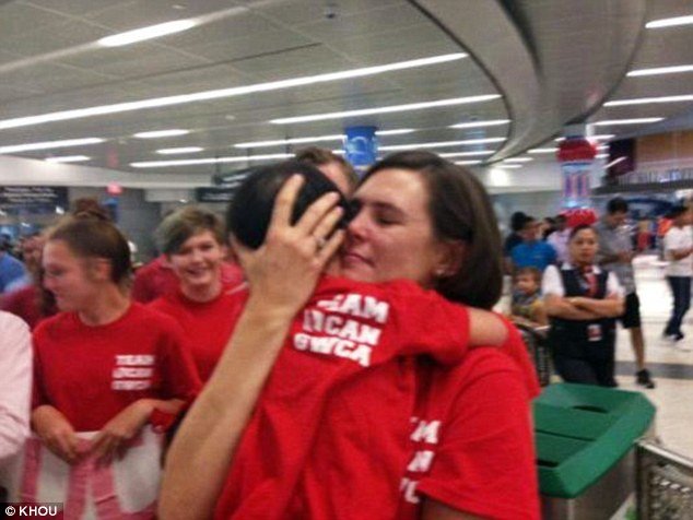 6χρονη με ειδικές ανάγκες γνωρίζει για πρώτη φορά τους ανάδοχους γονείς της [εικόνες] | iefimerida.gr 5