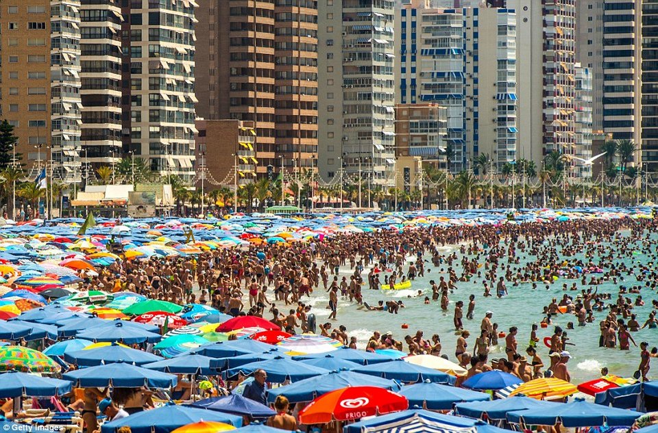 Ασύλληπτες εικόνες: Βουλιάζουν από κόσμο οι παραλίες της Ισπανίας [εικόνες] | iefimerida.gr 1