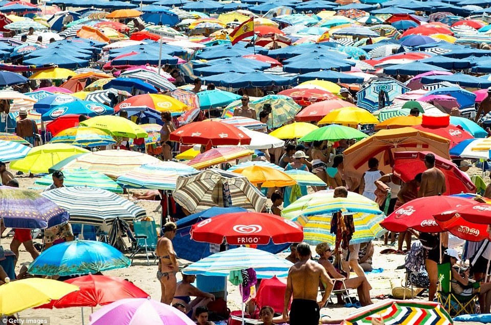 Ασύλληπτες εικόνες: Βουλιάζουν από κόσμο οι παραλίες της Ισπανίας [εικόνες] | iefimerida.gr 3