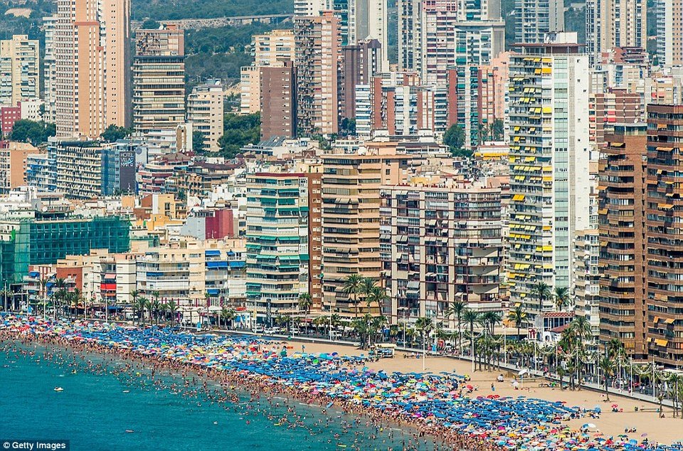 Ασύλληπτες εικόνες: Βουλιάζουν από κόσμο οι παραλίες της Ισπανίας [εικόνες] | iefimerida.gr 4