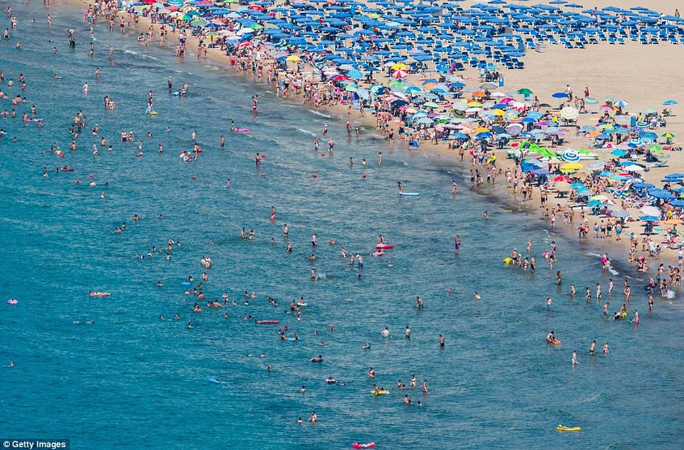 Ασύλληπτες εικόνες: Βουλιάζουν από κόσμο οι παραλίες της Ισπανίας [εικόνες] | iefimerida.gr 0
