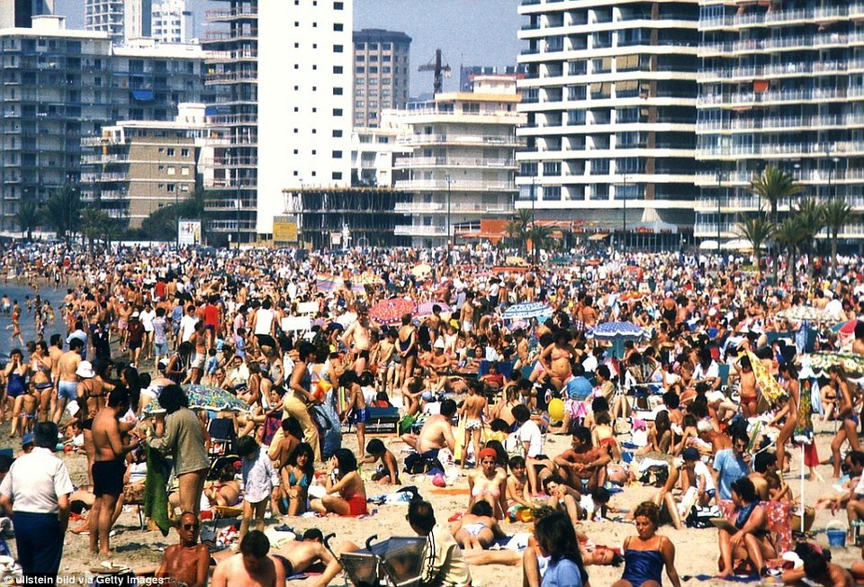 Ασύλληπτες εικόνες: Βουλιάζουν από κόσμο οι παραλίες της Ισπανίας [εικόνες] | iefimerida.gr 5