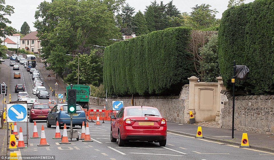 Εξαλλοι στο Εδιμβούργο με τη συγγραφέα του Χάρι Πότερ -Εβαλε φανάρι κυκλοφορίας έξω από το σπίτι της! [εικόνες] | iefimerida.gr 6