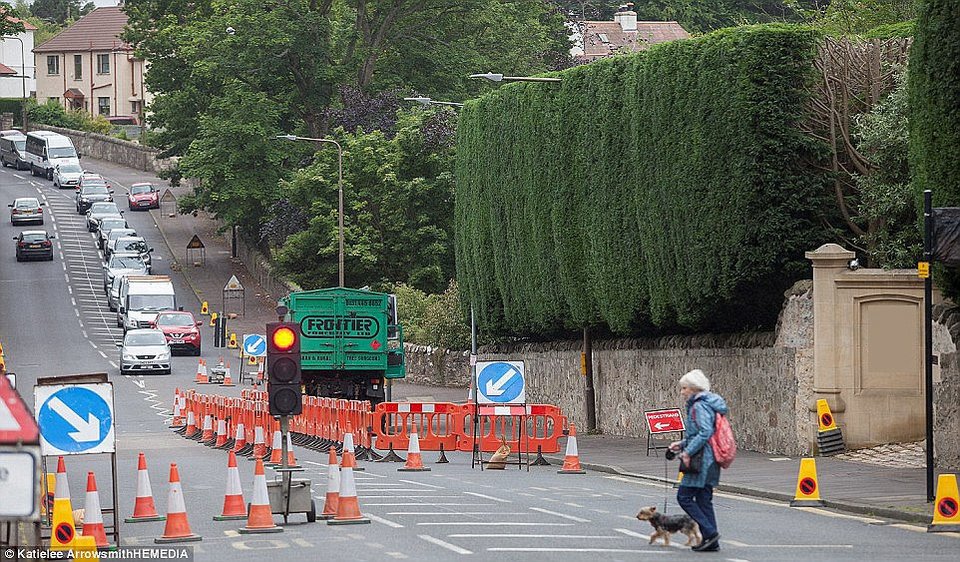 Εξαλλοι στο Εδιμβούργο με τη συγγραφέα του Χάρι Πότερ -Εβαλε φανάρι κυκλοφορίας έξω από το σπίτι της! [εικόνες] | iefimerida.gr 7