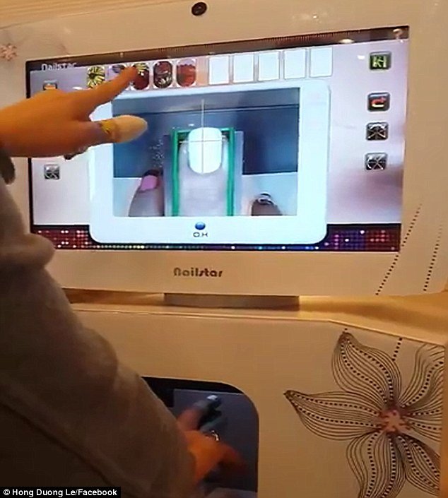 Τέλος στο μανικιούρ: Μηχάνημα τυπώνει χρώματα και σχέδια στα νύχια σας [εικόνες] | iefimerida.gr 0