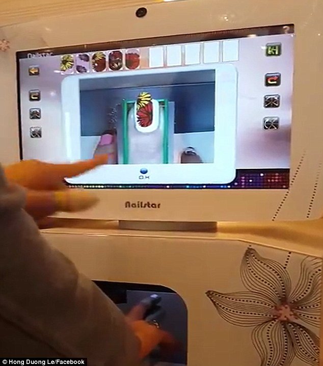 Τέλος στο μανικιούρ: Μηχάνημα τυπώνει χρώματα και σχέδια στα νύχια σας [εικόνες] | iefimerida.gr 1