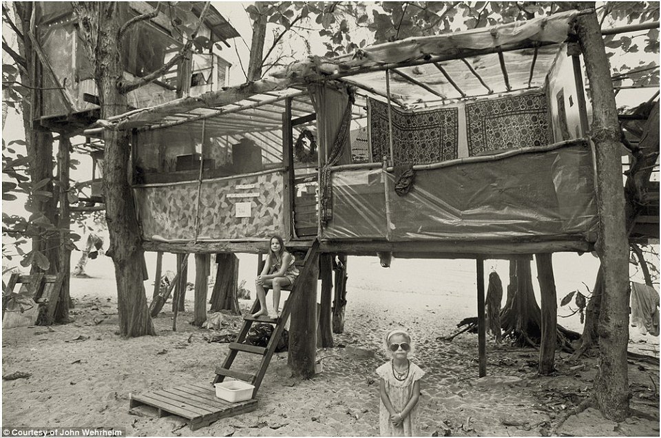 Σπάνια στιγμιότυπα από την κοινότητα χίπηδων που είχε ιδρύσει ο αδελφός της Ελίζαμπεθ Τέιλορ στη Χαβάη [εικόνες] | iefimerida.gr 2