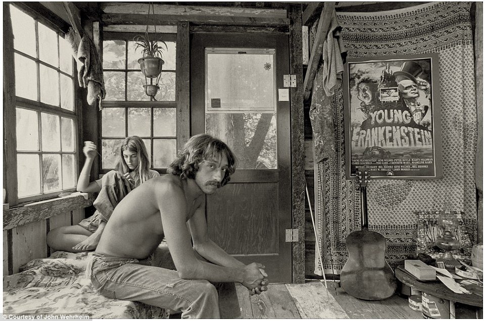 Σπάνια στιγμιότυπα από την κοινότητα χίπηδων που είχε ιδρύσει ο αδελφός της Ελίζαμπεθ Τέιλορ στη Χαβάη [εικόνες] | iefimerida.gr 11