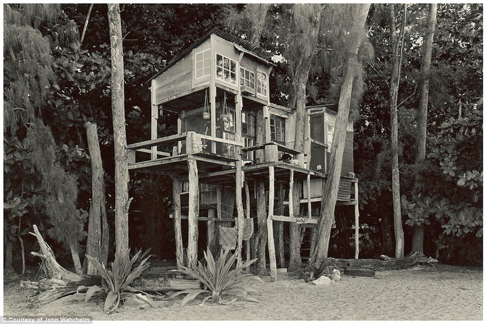 Σπάνια στιγμιότυπα από την κοινότητα χίπηδων που είχε ιδρύσει ο αδελφός της Ελίζαμπεθ Τέιλορ στη Χαβάη [εικόνες] | iefimerida.gr 3