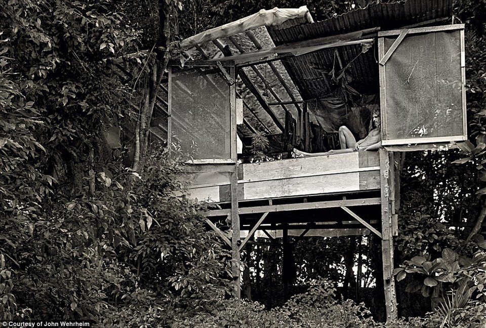 Σπάνια στιγμιότυπα από την κοινότητα χίπηδων που είχε ιδρύσει ο αδελφός της Ελίζαμπεθ Τέιλορ στη Χαβάη [εικόνες] | iefimerida.gr 4