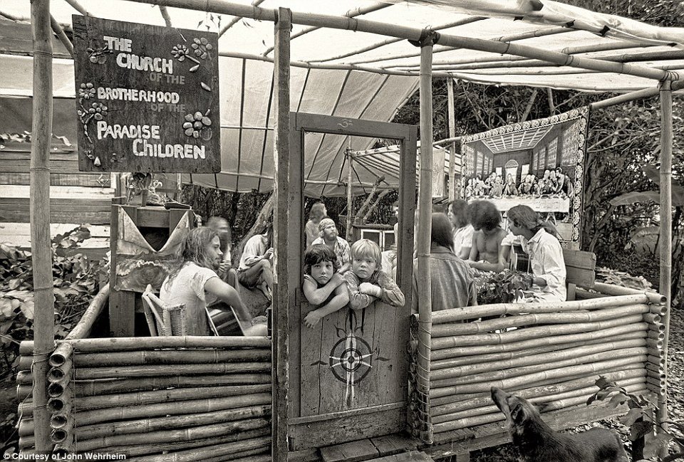 Σπάνια στιγμιότυπα από την κοινότητα χίπηδων που είχε ιδρύσει ο αδελφός της Ελίζαμπεθ Τέιλορ στη Χαβάη [εικόνες] | iefimerida.gr 9