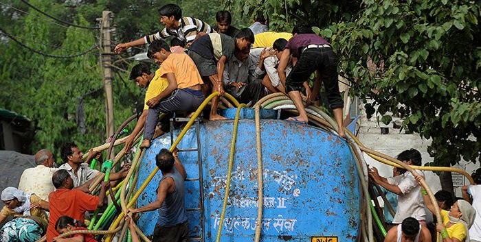 Η τραγωδία της Ινδίας: Εκεί που οι άνθρωποι αγοράζουν νερό από την μαφία [εικόνες] | iefimerida.gr 1
