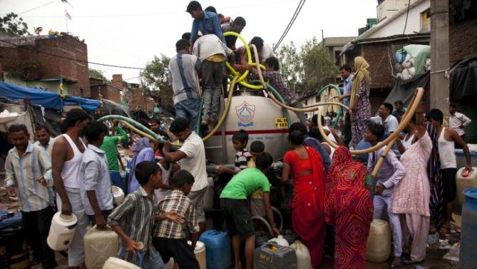 Η τραγωδία της Ινδίας: Εκεί που οι άνθρωποι αγοράζουν νερό από την μαφία [εικόνες] | iefimerida.gr 2